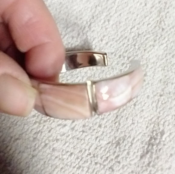 Silvertone pink shell small cuff bracelet - Picture 3 of 4